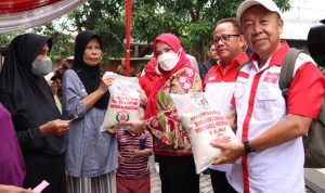Walikota Eva Dwiana Bersama Perhimpunan INTI Bagikan 3,5 Ton Beras di Kecamatan Bumi Waras