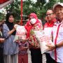 Walikota Bandar Lampung bersama Perhimpunan INTI Lampung membagikan beras kepada warga Bumi Waras || Foto: Dok. Prokopim