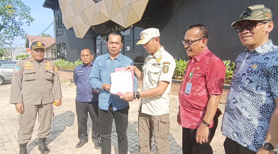 Penyerahan berita acara menandai dibukanya segel oleh Pemkot Bandar Lampung || Foto: 5W1HINDONESIA.ID