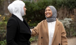 6 Keutamaan Mengucapkan Salam, Muslim Wajib Tahu!
