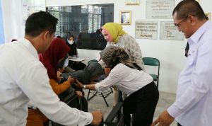 Ketua Umum PDKL Serahkan Alat Bantu Kaki Palsu dan Kursi Roda kepada Penyandang Disabilitas