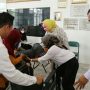 Ketua Umum PKDL Riana Sari Arinal menyerahkan alat bantu kaki palsu dan kursi roda kepada masyarakat penyandang disabilitas || Foto: Adpim Pemprov Lampung