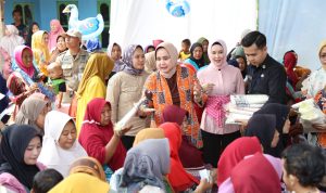 Peringati HANI 2023, Ketua LKKS Lampung Berikan Ratusan Bantuan Paket Sembako kepada Warga di Way Kanan