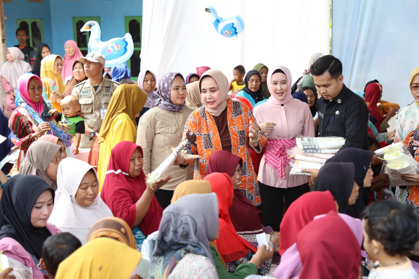 Ketua LKKS Provinsi Lampung Riana Sari Arinal memberikan ratusan bantuan paket sembako kepada warga di Kampung Negeri Baru, Kecamatan Umpu Semenguk, Way Kanan || Foto: Adpim Pemprov Lampung