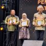 Gubernur Lampung Arinal Djunaidi meraih KUR Award dari Menteri Koordinator Bidang Perekonomian Republik Indonesia Airlangga Hartarto || Foto: Adpim Pemprov Lampung