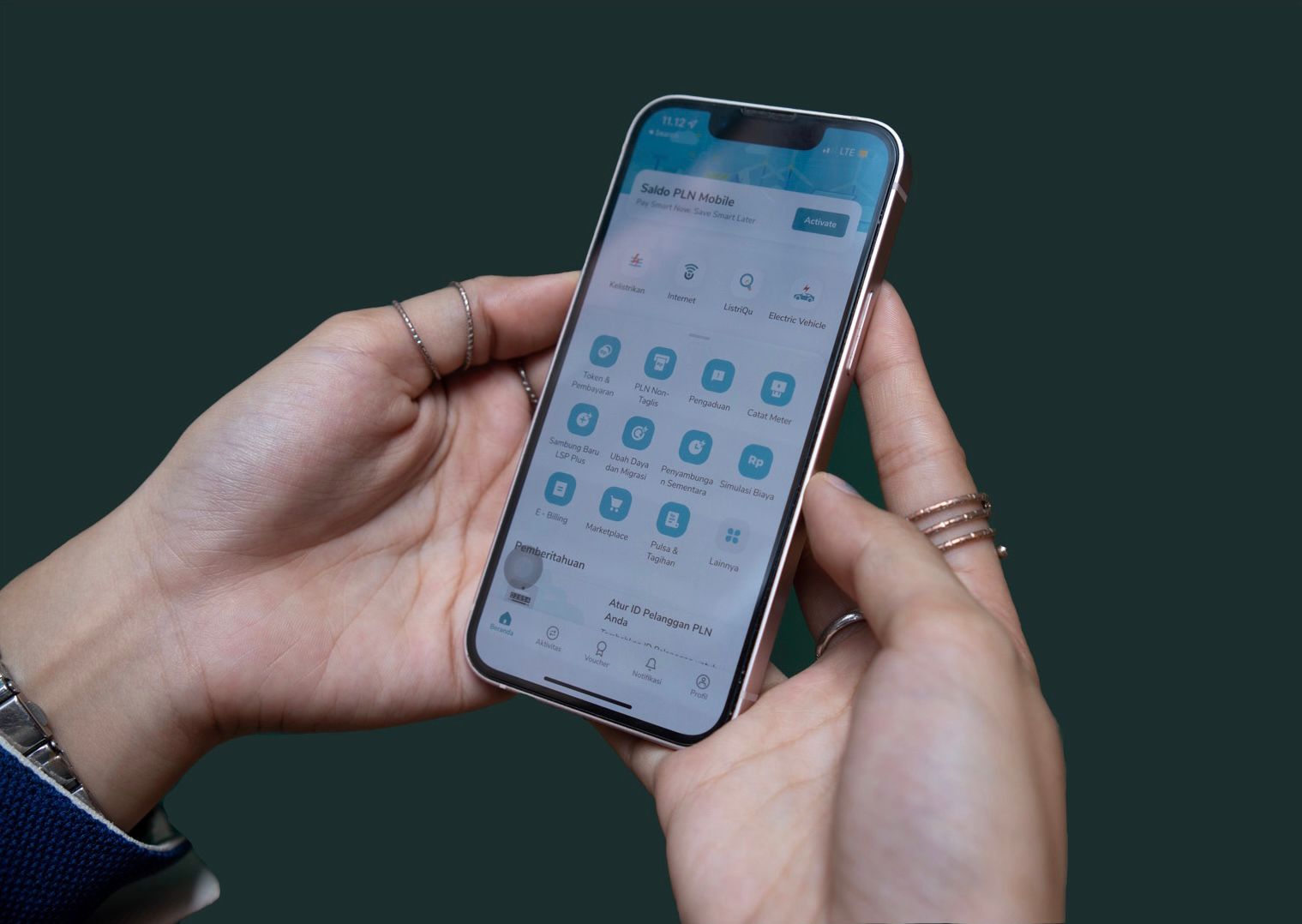 Ilustrasi penggunaan aplikasi PLN Mobile || Foto: Dok. PLN UID Lampung