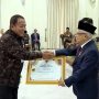 Wakil Presiden Republik Indonesia K.H Ma'ruf Amin menyerahkan Penghargaan Adhikarya Nararya Pembangunan Pertanian kepada Gubernur Lampung Arinal Djunaidi, di Aula Istana Wakil Presiden || Foto: Adpim Pemprov Lampung