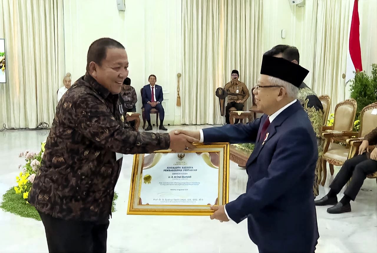 Wakil Presiden Republik Indonesia K.H Ma'ruf Amin menyerahkan Penghargaan Adhikarya Nararya Pembangunan Pertanian kepada Gubernur Lampung Arinal Djunaidi, di Aula Istana Wakil Presiden || Foto: Adpim Pemprov Lampung