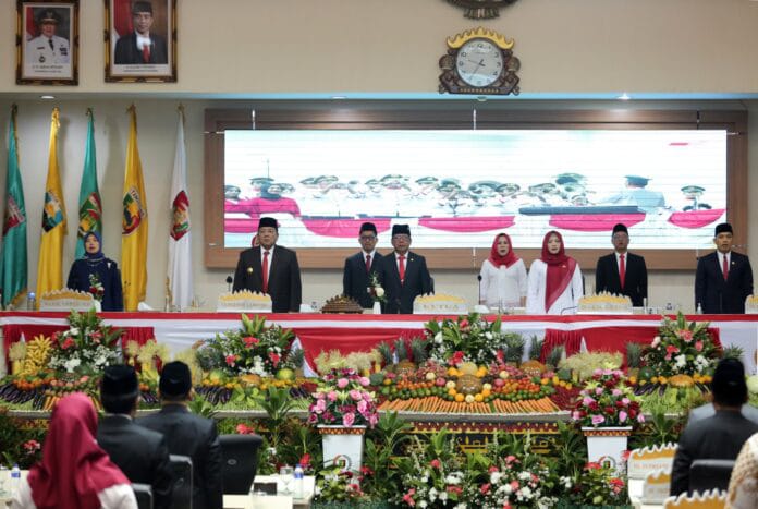 Gubernur Lampung Arinal Djunaidi dan Wakil Gubernur Lampung Chusnunia Chalim bersama Forkopimda dan jajaran Pemerintah Provinsi Lampung mengikuti Rapat Paripurna HUT RI ke-78, dengan agenda Mendengarkan Pidato Kenegaraan Presiden RI Joko Widodo || Foto: Adpim Pemprov Lampung
