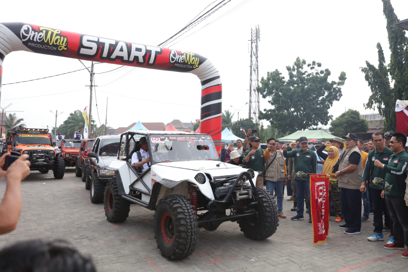 Gubernur Lampung Arinal Djunaidi melepas para peserta Mabar Offroader se- Nusantara II yang diselenggarakan Suzuki Katana Jimny Indonesia (SKIn) Pengda Lampung di PKOR Way Halim || Foto: Adpim Pemprov Lampung
