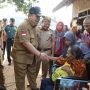 Gubernur Lampung Arinal Djunaidi, memberikan bantuan dua unit kursi roda kepada warga lansia di Dusun 03, Desa Gedung Dalem, Kecamatan Batanghari Nuban, Lampung Timur || Foto: Adpim Pemprov Lampung