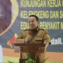 Gubernur Lampung Arinal Djunaidi turun langsung ke para peternak di Balai Desa Jojog, Kecamatan Pekalongan, Lampung Timur, dalam rangka gerak cepat menangani PMK || Foto: Adpim Pemprov Lampung