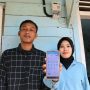 Pasangan Rifki Sahri dan Rahma Wati warga Desa Jatimulyo Kecamatan Jati Agung Kabupaten Lampung Selatan penerima bantuan sambungan listrik gratis program Light Up The Dream || Foto: Dok. PLN UID Lampung