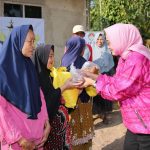 Ketua TP PKK Provinsi Lampung Riana Sari Arinal memberikan 150 bantuan paket sembako kepada warga Suka Harum Batu Putuk, Teluk Betung Barat, Bandar Lampung || Foto: Adpim Pemprov Lampung