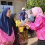 Ketua TP PKK Provinsi Lampung Riana Sari Arinal memberikan 150 bantuan paket sembako kepada warga Suka Harum Batu Putuk, Teluk Betung Barat, Bandar Lampung || Foto: Adpim Pemprov Lampung