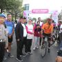 Gubernur Lampung Arinal Djunaidi bersama Ketua Perwosi Provinsi Lampung Ibu Riana Sari Arinal menghadiri pelepasan para pesepeda peserta Tour of Road to Kemala Lampung Seri 4 || Foto: Adpim Pemprov Lampung