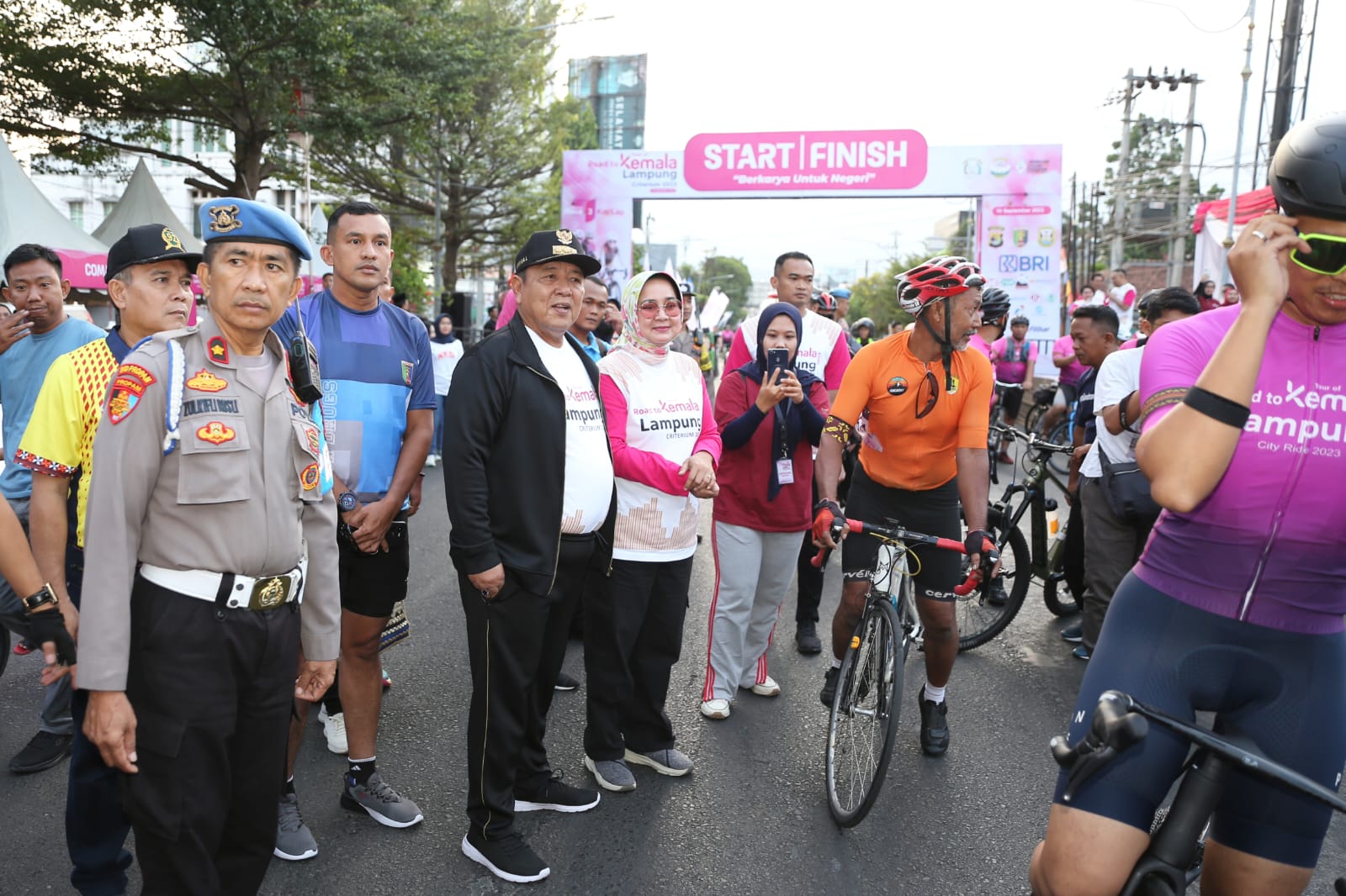 Gubernur Lampung Arinal Djunaidi bersama Ketua Perwosi Provinsi Lampung Ibu Riana Sari Arinal menghadiri pelepasan para pesepeda peserta Tour of Road to Kemala Lampung Seri 4 || Foto: Adpim Pemprov Lampung