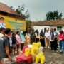 Kepala Dinas Sosial Provinsi Lampung Drs. Aswarodi M.Si menyerahkan bantuan dari Gubernur Lampung, untuk korban kebakaran di Desa Penengahan, Kecamatan Gedung Tataan, Kabupaten Pesawaran || Foto: Adpim Pemprov Lampung