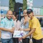 Manager PLN UP3 Kotabumi, Henry Nugroho membagikan doorprize kepada pelanggan dalam rangka Hari Pelanggan Nasional (HPN) || Foto: Dok. PLN