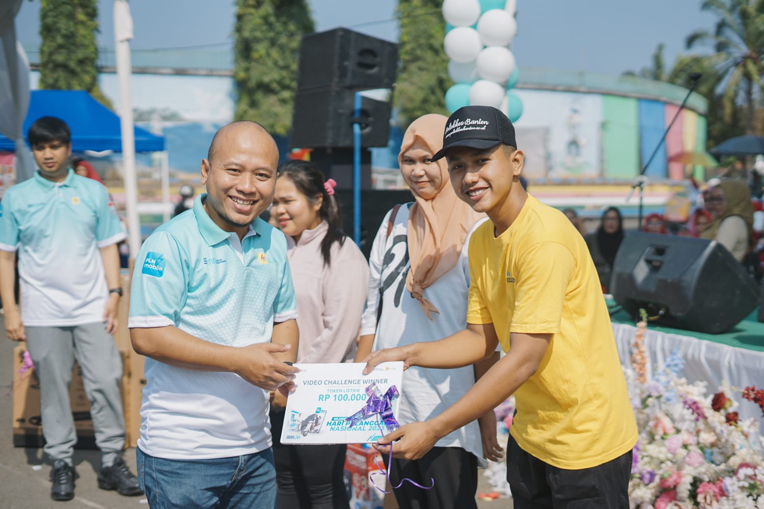 Manager PLN UP3 Kotabumi, Henry Nugroho membagikan doorprize kepada pelanggan dalam rangka Hari Pelanggan Nasional (HPN) || Foto: Dok. PLN