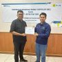 Donna Sinatra, Manager PLN UP3 Tanjung Karang menyerahkan REC kepada Yulius Adi Kurniawan, Branch Operation Head PT United Tractors Tbk || Foto: Dok. PLN UID Lampung