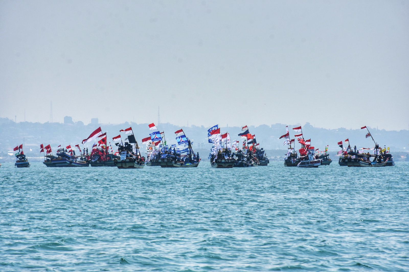 Puluhan perahu dihias dengan pernak-pernik khas partai politik pada kegiatan Festival Perahu Demokrasi || Foto: Istimewa