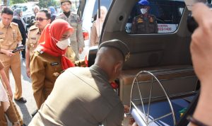 Walikota Eva Dwiana Serahkan 5 Mobil Jenazah Gratis Untuk Layani Warga Bandar Lampung