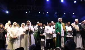 Walikota Eva Dwiana Beserta Keluarga Hadiri “Lampung Bersholawat” Bersama Habib Syech Abdul Qodir Assegaf