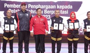 Walikota Eva Dwiana Terima Penghargaan dari Kemenpora RI