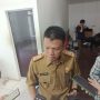 Kepala Dinas Sosial, Aklim Sahadi saat memberikan klarifikasi terkait penarikan uang bantuan korban kebakaran || Foto: 5W1HINDONESIA.ID