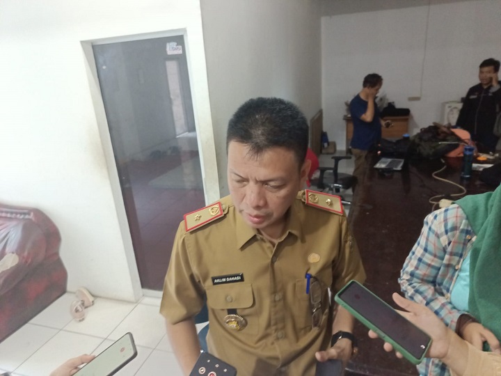 Kepala Dinas Sosial, Aklim Sahadi saat memberikan klarifikasi terkait penarikan uang bantuan korban kebakaran || Foto: 5W1HINDONESIA.ID