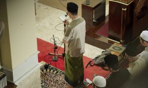7 Syarat Menjadi Imam Sholat, Wajib Dipahami Umat Muslim!