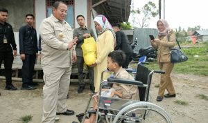 Gubernur Arinal Serahkan Bantuan Sembako dan Kursi Roda kepada Warga Pesisir Barat