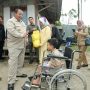 Gubernur Lampung Arinal Djunaidi menyerahkan bantuan sembako dan kursi roda kepada Warga Pesisir Barat || Foto: Adpim Pemprov Lampung