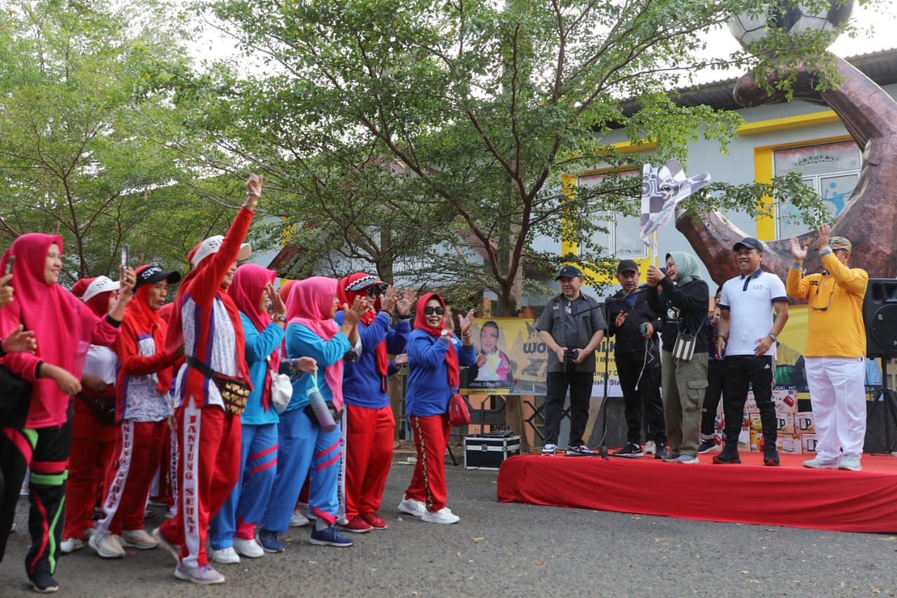 Ketua YJI Provinsi Lampung Ibu Riana Sari Arinal didampingi Ketua KORMI Provinsi Lampung Anshori Djausal menghadiri jalan sehat dalam rangka World Walking Day 2023 || Foto: Adpim Pemprov Lampung