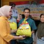 Ketua LKKS Provinsi Lampung Ibu Riana Sari Arinal memberikan bantuan 5 unit kursi roda kepada warga lansia dan disabilitas di Kabupaten Lampung Utara serta ratusan bantuan paket sembako kepada warga || Foto: Adpim Pemprov Lampung