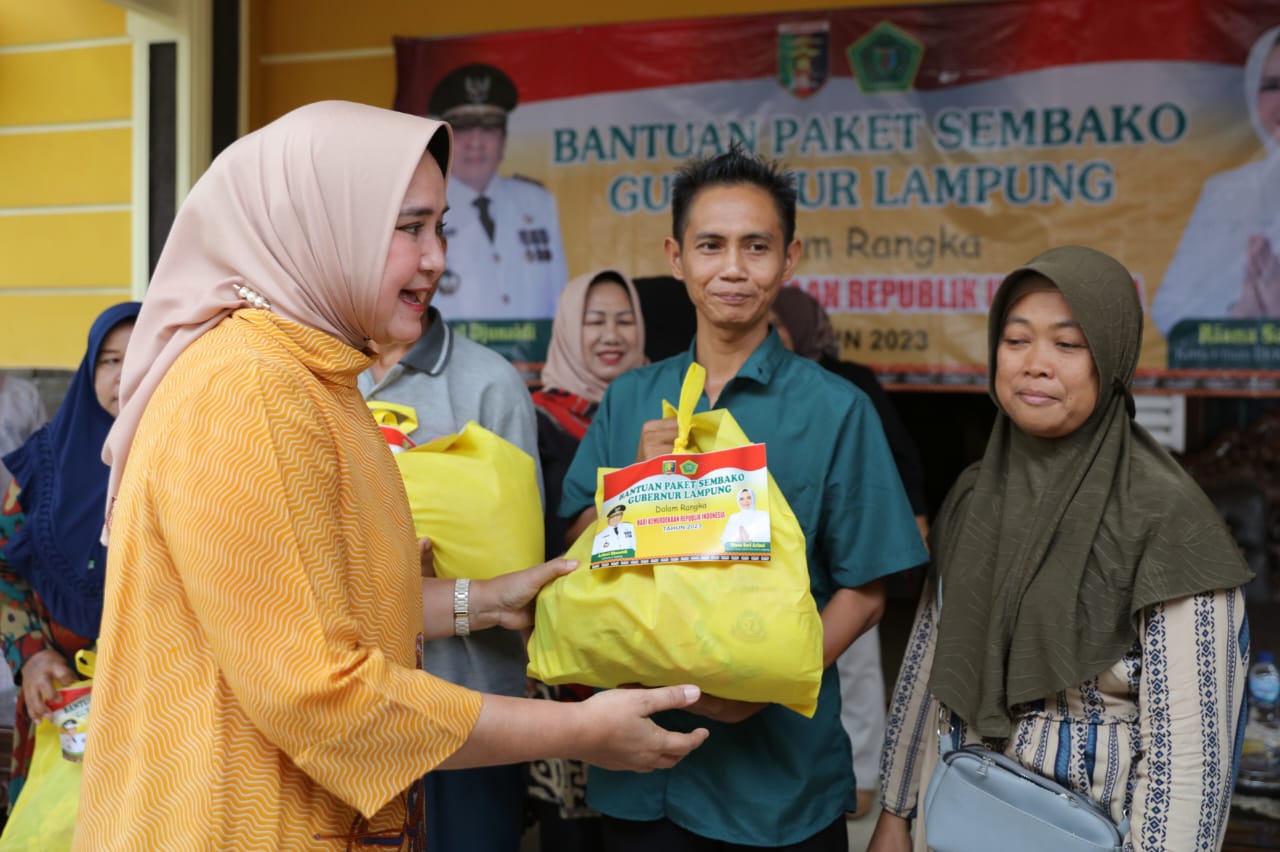 Ketua LKKS Provinsi Lampung Ibu Riana Sari Arinal memberikan bantuan 5 unit kursi roda kepada warga lansia dan disabilitas di Kabupaten Lampung Utara serta ratusan bantuan paket sembako kepada warga || Foto: Adpim Pemprov Lampung