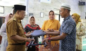 Ketua LKKS Lampung Beri Bantuan Pelengkapan Ibadah Salat di Masjid Agung Kotabumi