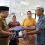 Ketua LKKS Provinsi Lampung Ibu Riana Sari Arinal memberikan bantuan 10 unit kursi lipat untuk perlengkapan salat di Masjid Agung Kotabumi || Foto: Adpim Pemprov Lampung