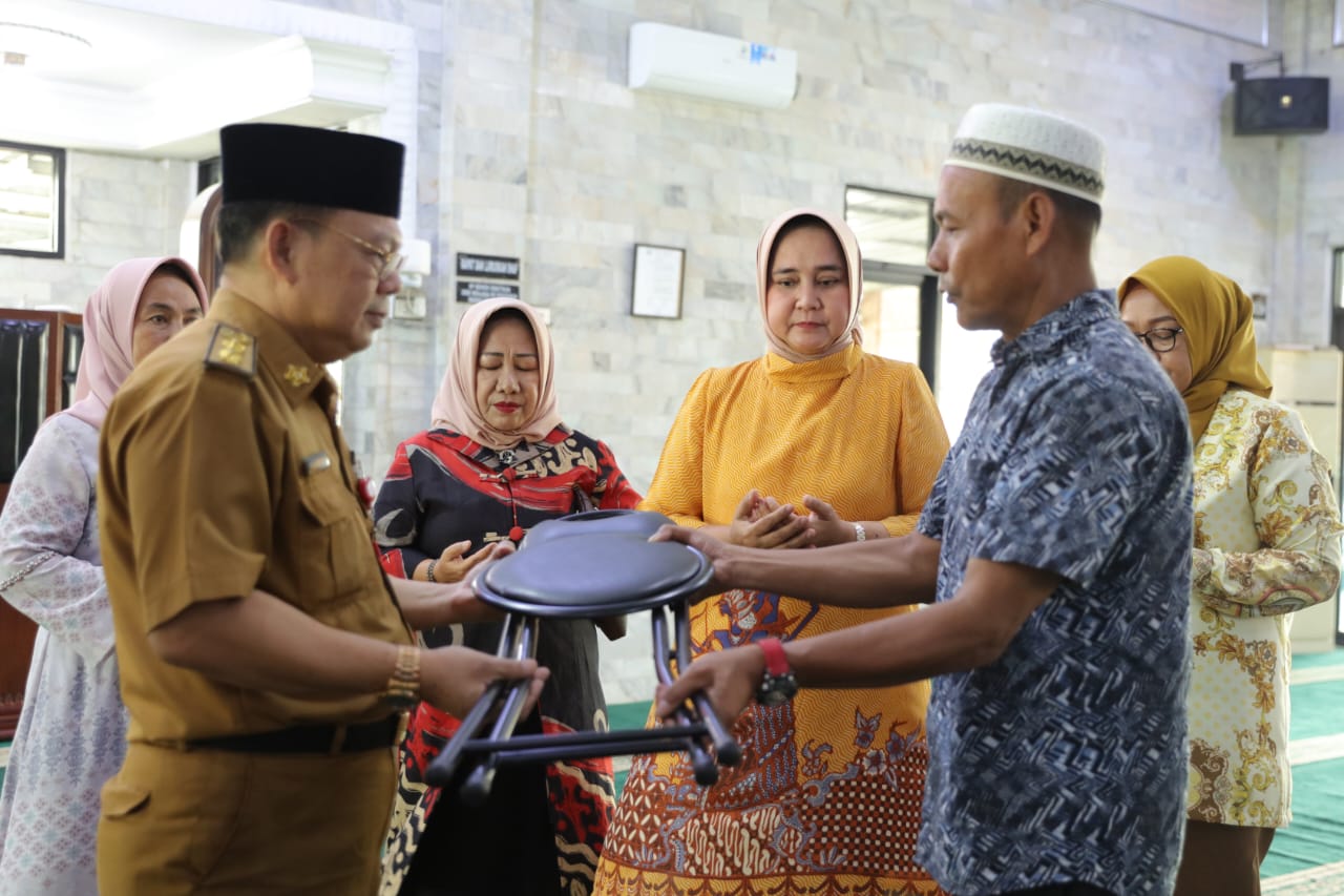 Ketua LKKS Provinsi Lampung Ibu Riana Sari Arinal memberikan bantuan 10 unit kursi lipat untuk perlengkapan salat di Masjid Agung Kotabumi || Foto: Adpim Pemprov Lampung