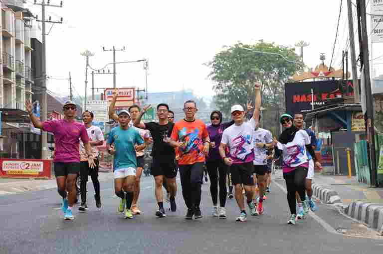 Sekdaprov Lampung, Fahrizal Darminto, yang juga Ketua Korpri Provinsi Lampung melakukan pengecekan dan tes rute persiapan untuk acara Lampung Half Marathon yang akan menjadi bagian dari rangkaian perayaan HUT Korpri ke-52 || Foto: Dinas Kominfotik Provinsi Lampung