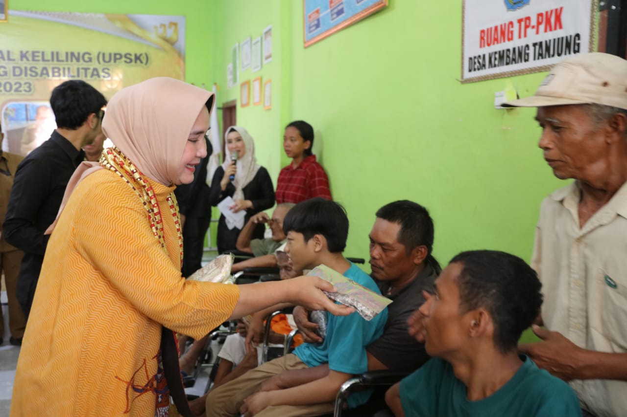 Ketua Umum Persatuan Komunitas Disabilitas (PKD) Provinsi Lampung Riana Sari Arinal secara resmi menutup Kegiatan Unit Pelayanan Sosial Keliling (UPSK) Tahun 2023 di Kabupaten Lampung Utara || Foto: Adpim Pemprov Lampung