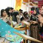 Ketua Dekranasda Provinsi Lampung Riana Sari Arinal saat meninjau acara Puncak Peringatan Hari Batik Nasional Tahun 2023 di Halaman Gedung Dekranasda, Pahoman || Foto: Adpim Pemprov Lampung