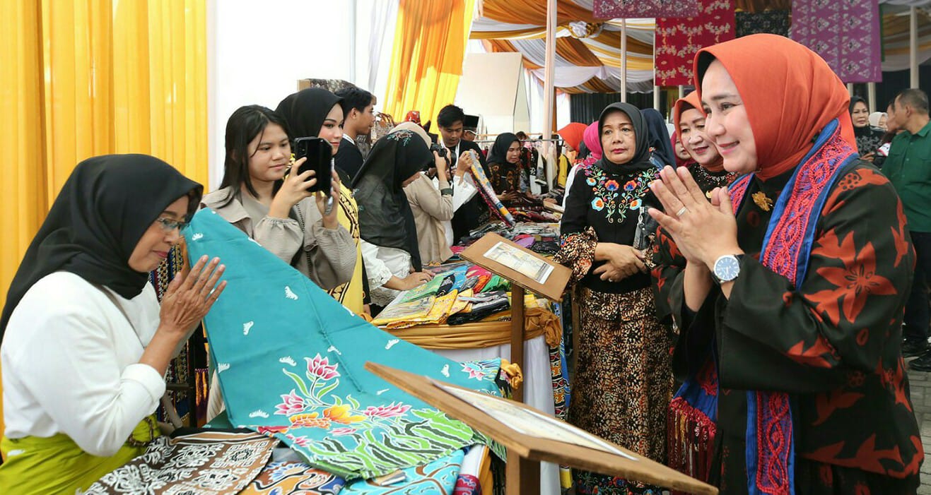 Ketua Dekranasda Provinsi Lampung Riana Sari Arinal saat meninjau acara Puncak Peringatan Hari Batik Nasional Tahun 2023 di Halaman Gedung Dekranasda, Pahoman || Foto: Adpim Pemprov Lampung