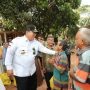 Gubernur Lampung Arinal Djunaidi memberikan bantuan sembako dan kursi roda kepada warga disabilitas dan lansia di Desa Rejo Katon, Kecamatan Raman Utara, Lampung Timur || Foto: Adpim Pemprov Lampung
