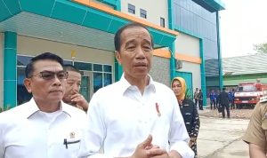 Presiden Jokowi Tinjau SMKN 3 Metro dan Bagi Kaos ke Warga