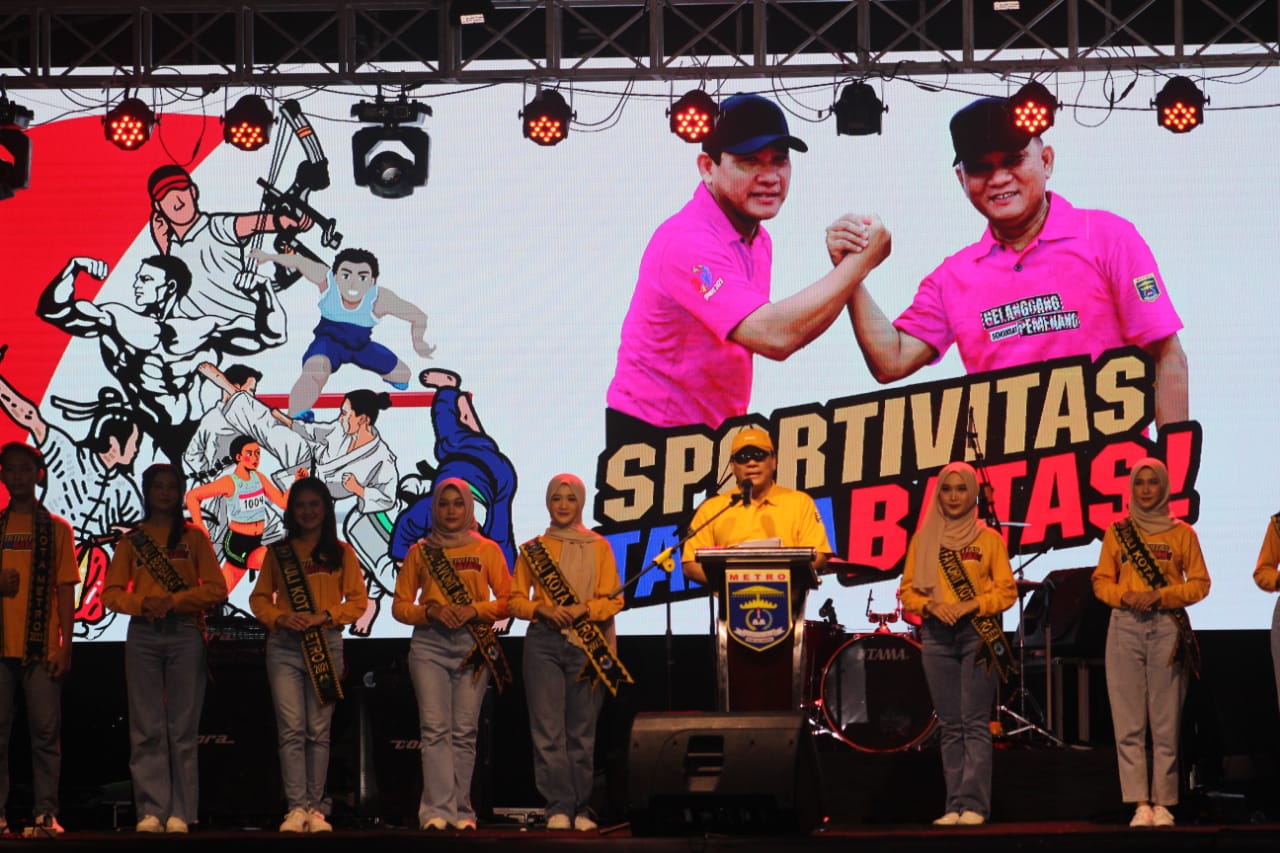 Wali Kota Metro, Wahdi bersama Forkompinda kota setempat saat membuka kegiatan Walikota Cup VI di Stadion Tejosari, Kecamatan Metro Timur