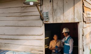 Persembahan Hari Listrik Nasional Ke-78, PLN Berikan Listrik Gratis 27 Keluarga Kurang Mampu di Lampung