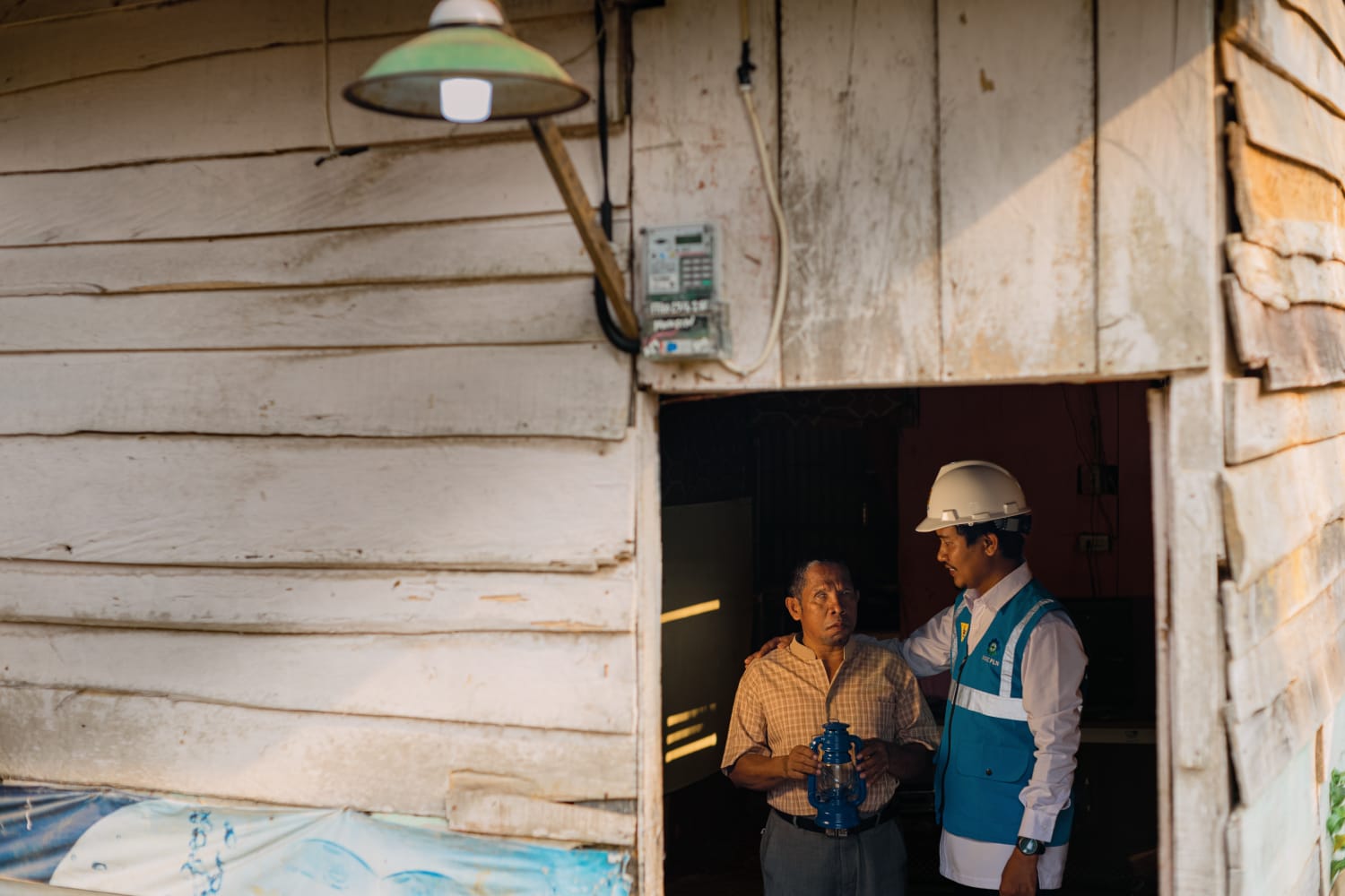 Muksin, penyandang disabilitas salah satu warga Bandar Lampung penerima sambungan listrik gratis dari program Light Up the Dream PLN UID Lampung || Foto: PLN UID Lampung