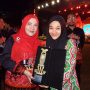 Walikota Eva Dwiana serahkan piala kepada peserta MTQ ke 50 dari Bandar Lampung || Foto: 5W1HINDONESIA.ID